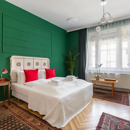Huge & Stylish In The Center For Up To 20 People Apartment