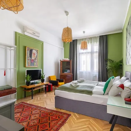 Huge & Stylish In The Center For Up To 20 People Apartment *