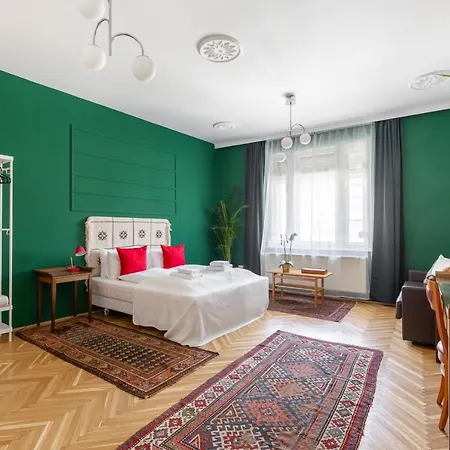 Huge & Stylish In The Center For Up To 20 People Apartment