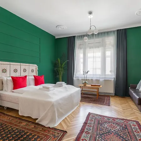 Huge & Stylish In The Center For Up To 20 People Apartment