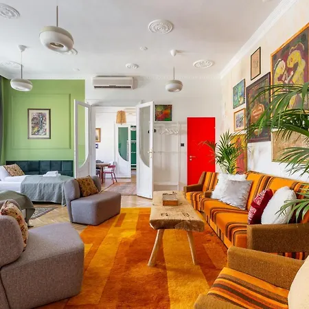 Huge & Stylish In The Center For Up To 20 People Apartment *