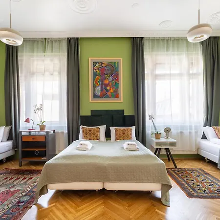 Huge & Stylish In The Center For Up To 20 People Apartment *