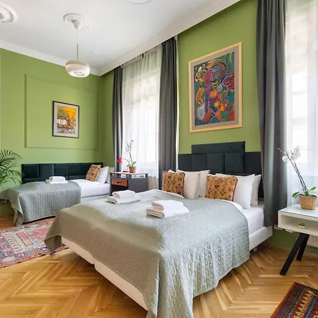 Huge & Stylish In The Center For Up To 20 People Apartment