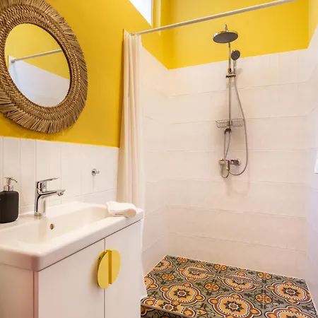 Huge & Stylish In The Center For Up To 20 People Apartment *